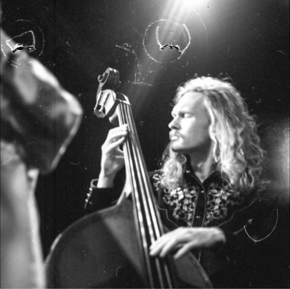 Colin lilius karlsen med kontrabass på en konsertscene