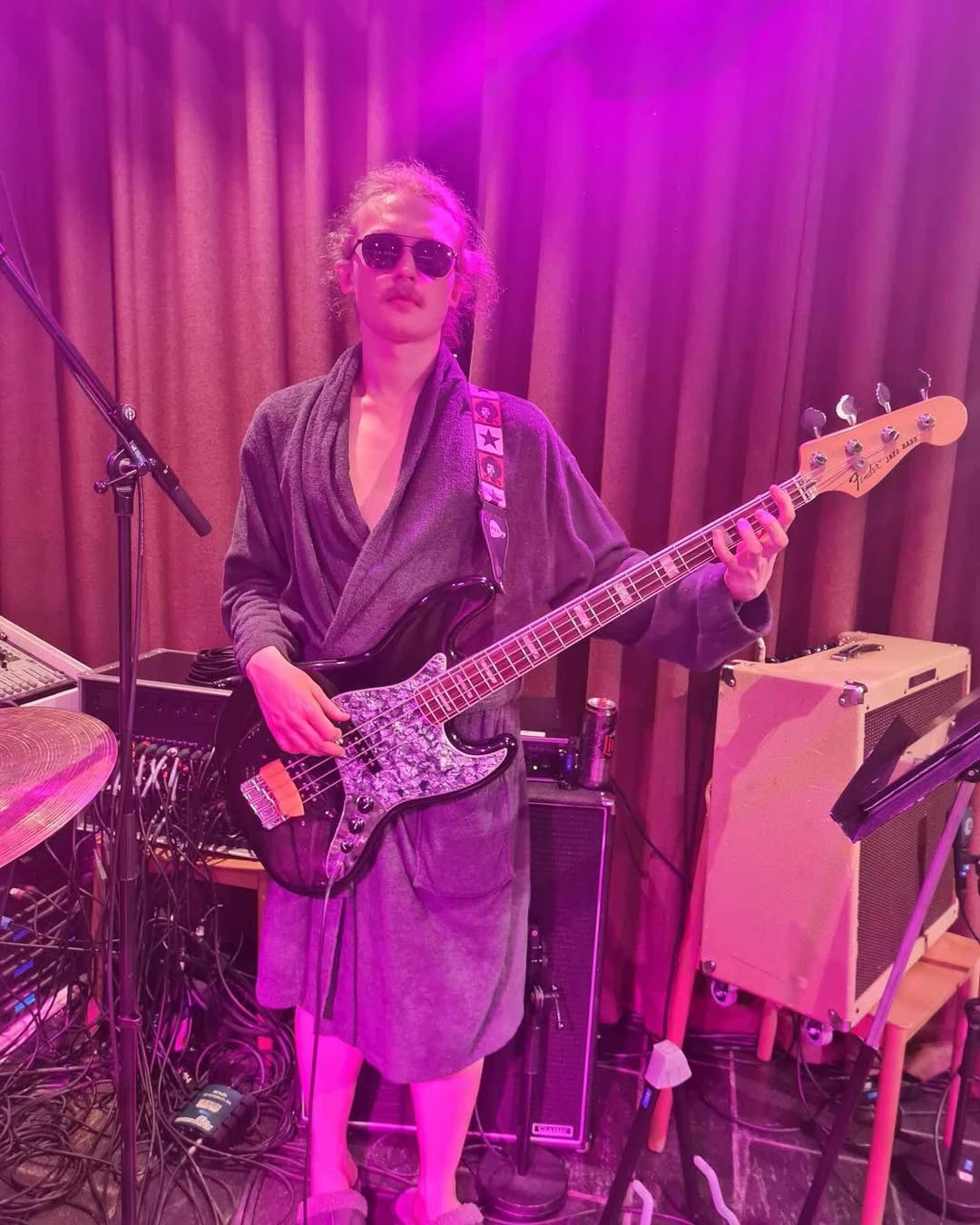 Colin lilius karlsen med kontrabass på en konsertscene