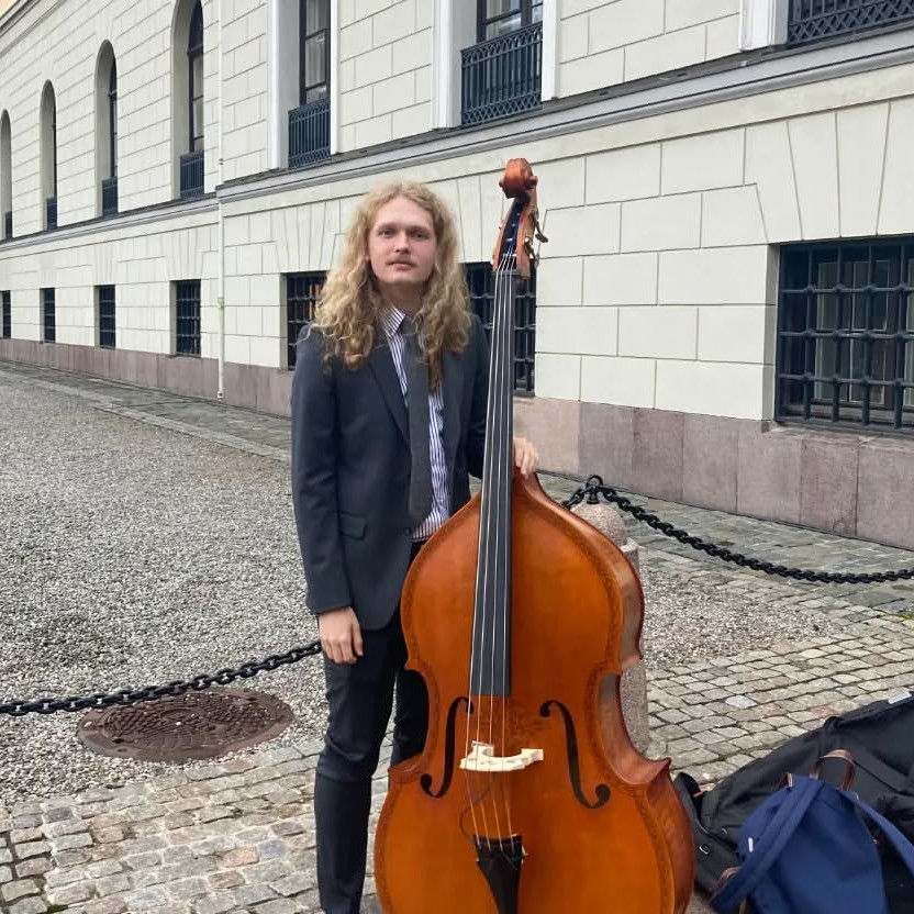 Colin lilius karlsen med kontrabass på en konsertscene