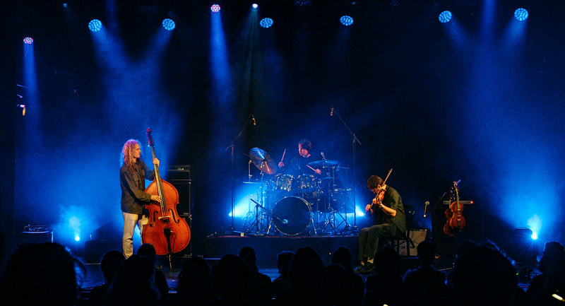  Trioen med røvarar frå NMH forankrar seg i den norske slåttemusikken. Tradisjonsmusikken blir sveisa i hop med grove basslinjer, mikrotonale harmoniar, harde rytmer, friimpro og tette, gode klangar. Ei himmelsk, eller helvettes sameining 